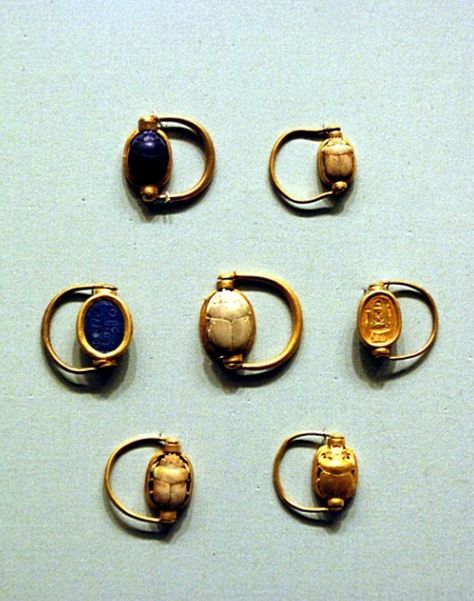 rotating scarab rings Thutmose Iii, Ancient Egyptian Jewelry, Ancient Jewels, Ancient Jewellery, Clean Gold Jewelry, Historical Jewellery, Long Pearl Necklaces, Egyptian Jewelry, Pearl Jewelry Necklace