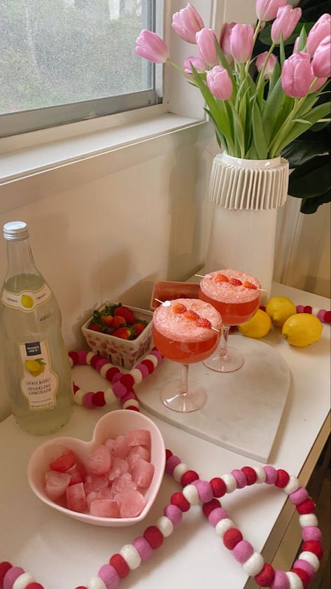 Galantines Day Party Ideas, Valentines Day Mocktail, Simple Galentines Night, Galentines Party Drinks, Barbie Galentines, Pink Mocktail Recipe, Valentine’s Day Drinks, Pink Mocktails Non Alcoholic, Valentines Mocktail