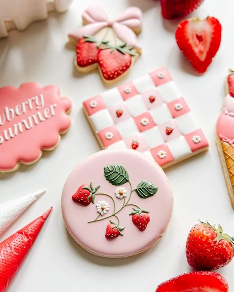 Strawberry Sugar Cookies, Strawberry Shortcake Party, Fruit Cookies, Strawberry Season, Cool Cake Designs, Iced Sugar Cookies, Diy Desserts, Strawberry Cookies, Christmas Candy Recipes