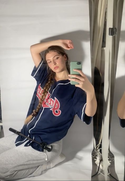 Home photoshoot ideas baseball shirt outfit y2k hair inspo Baseball Oversized Shirt, Baseball Shirt Outfit Aesthetic, Styling Sports Jersey, Baseball Top Outfit, Baseball T Shirt Outfit, Baseball Tee Outfit, Sports Shirt Outfit, Baseball Tee Outfits, Baseball Jersey Outfit Women