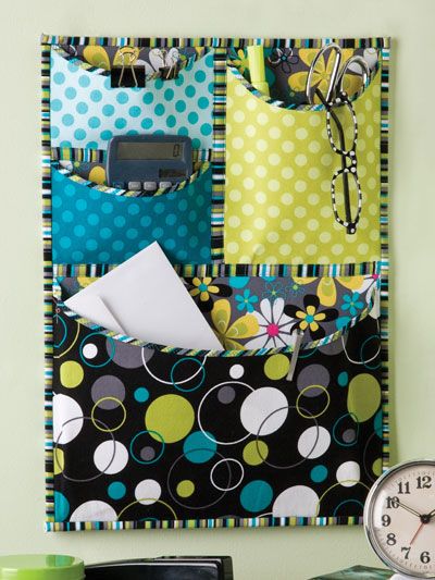 Four-Pocket Organizer Quilt Pattern Download from e-PatternsCentral.com -- Tidy your personal work space while adding a bright splash of color! Projek Menjahit, Costura Diy, Pocket Organizer, Creation Couture, Sewing Rooms, Diy Couture, Fabric Projects, Diy Organization, Learn To Sew