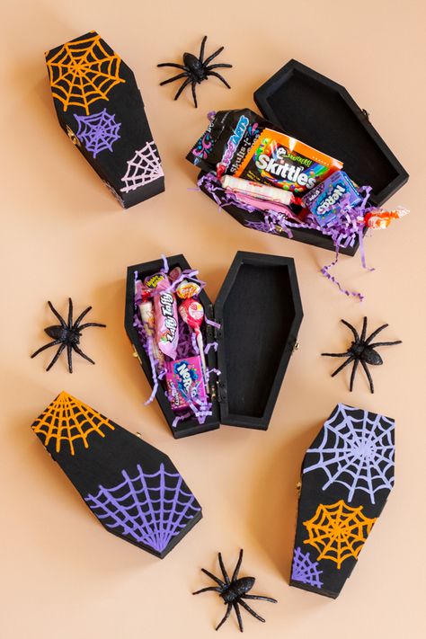 Halloween Crafts Diy Projects, Halloween Piñatas, Coffin Treats, Halloween Candy Box, Coffin Halloween, Dulceros Halloween, Kids Halloween Gifts, Dulces Halloween, Halloween Treat Boxes