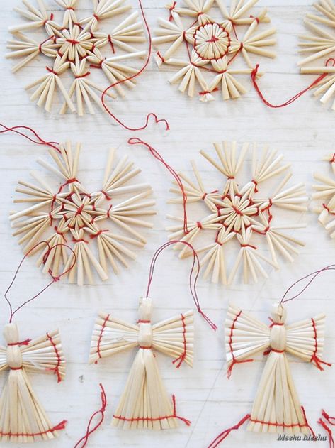 Small White Christmas Tree, Straw Ornaments, Flower Wall Hanging Decor, Scandinavian Christmas Ornaments, Rose Flower Wall, Diy Christmas Snowflakes, Corn Dolly, Diy Straw, Straw Crafts