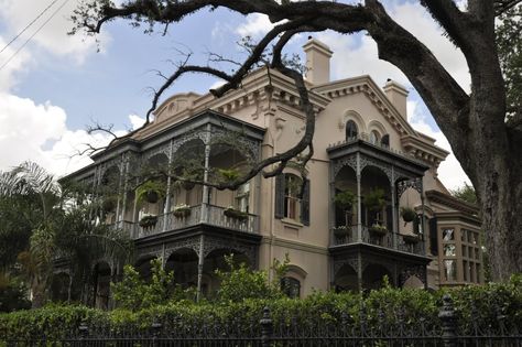 2012-06-18-new-orleans-garden-district-105 Mayfair Witches, New Orleans Mansion, Mayfair House, New Orleans Garden District, Witches House, Sims 4 House Plans, Iron Balcony, Anne Rice, Vintage Architecture