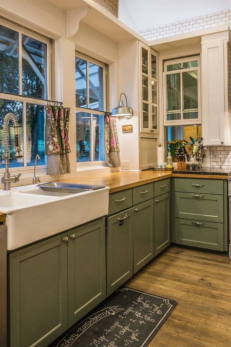 Green Country Kitchen, Dark Green Kitchen, Transitional Kitchen Design, Sage Green Kitchen, Craftsman Kitchen, Traditional Kitchen Design, Green Kitchen Cabinets, Cabin Kitchens, Farmhouse Kitchen Design