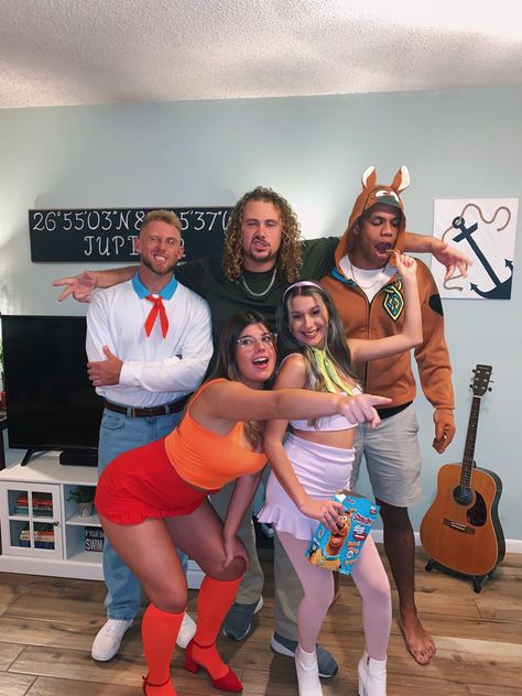 Halloween Costumes Scooby Doo Gang, Scooby Doo Dress Up, Fred And Velma Costume, Daphne And Shaggy Costume, Scooby Doo Group Halloween Costumes, Freddy And Daphne Costume, Fred Costume From Scooby Doo, Shaggy Scooby Doo Costume, Disfraz Scooby Doo