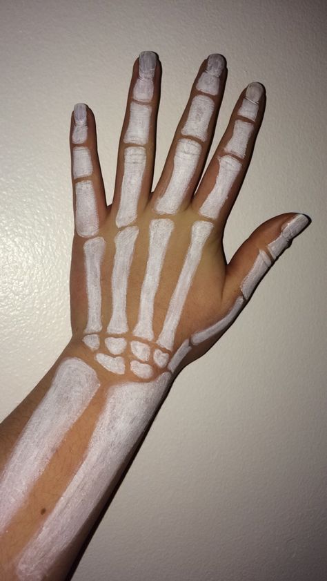 Body art - bones in the hand #bodypaint #skeleton #halloween #bones #arm How To Paint Skeleton Hands, Skeleton Hands Makeup, Skeleton Hand Paint, Skeleton Arm Makeup, Skeleton Body Painting, Skeleton Arm Drawing On Arm, Arm Paint Ideas Body Art, Halloween Skeletons Costume, Halloween Face Paint Skeleton