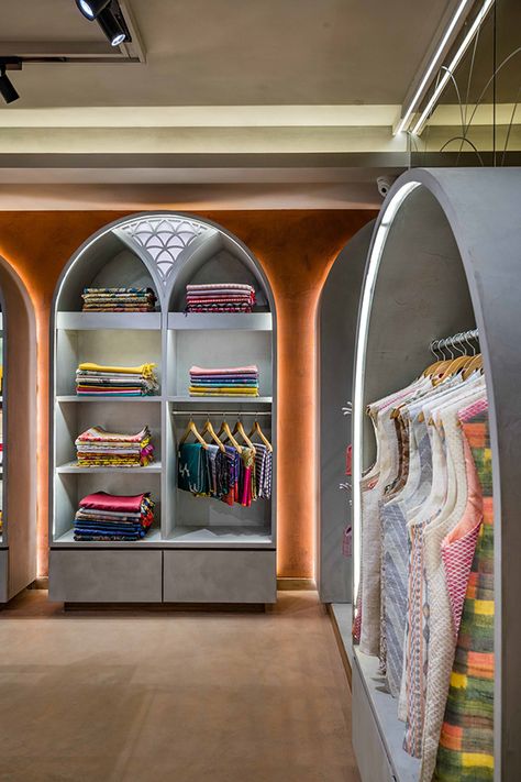 Small Boutique Interior Design, Small Boutique Interior, Botique Interiors, Clothing Boutique Interior, Interior Design Indian, Fashion Store Design, Retail Store Interior Design, Clothing Store Interior, Clothing Store Design