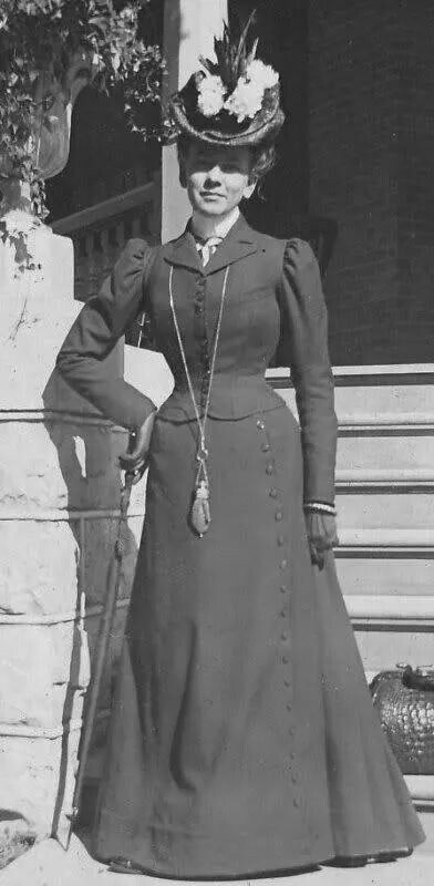 Walking suit 1890 Hats Victorian Ladies, 1890s Hats, 1890s Fashion Women, Time Traveler Outfit, Lady Bracknell, Edwardian Photos, Jacques Doucet, 1890s Fashion, 1900s Fashion