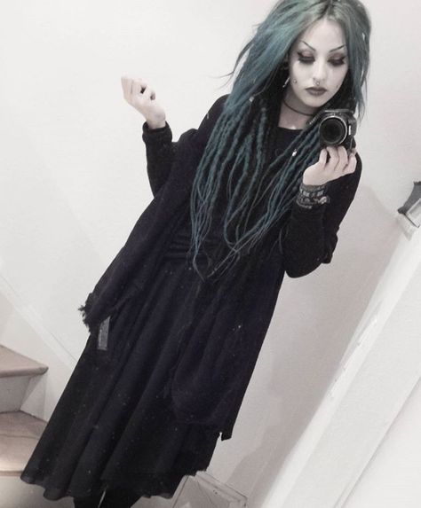 Lunarrrk #lunarrrk #hippie #goth #hippiegoth #gothoutfits #gothfashion #gothgirls gothgirl  #beauty #dreads #girlswithdreads #greendreads Hippie Outfits Men, Outfits Masc, Green Dreads, Gothic Hippie, Hippie Goth, Gothic Ideas, Strega Fashion, Goth Subculture, Beautiful Dreadlocks