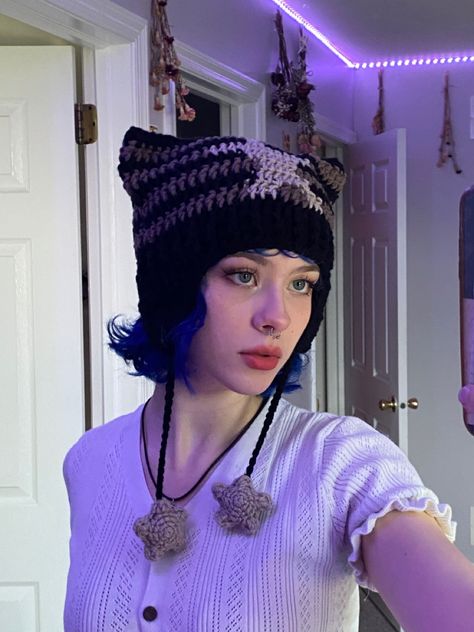 Beanie Earflap, Knitted Star, Eyeshadow Liner, Cat Hats, Star Hat, Hat Aesthetic, Subtle Makeup, Photography Selfie, Indie Grunge