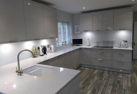 Kitchen Decorating Ideas Modern, Interior Designer Aesthetic, Aesthetics Interior Design, Grey Kitchen Ideas, Gloss Kitchen Cabinets, Glossy Kitchen, Modern Grey Kitchen, Black Kitchen Decor, Taylor Wimpey