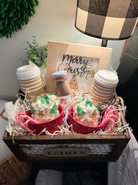 This family size hot coco kit basket it includes-  1- Multi use basket/crate 1-set of 2 coffee mugs 1- Jug Of Hot Cocoa Mix Family Size 2-Bags Of Marshmallows  6-8 Togo Cups 6-8 Candy Canes 1- Whoos Art CUSTOM Christmas ornament *CUSTOMIZE YOUR ORNAMENT AT CHECK OUT* !   -Each basket will have a elegant color theme. These baskets are great for house warming gifts, closing gifts, birthdays or any Christmas celebrations!  *Basket color/shape/size may VARY from photo along with listed items in bask Bar Gift Basket, Family Gift Baskets, Hot Cocoa Gift, Homemade Gift Baskets, Raffle Basket, Best Gift Baskets, Hot Cocoa Mix, Raffle Baskets, Holiday Gift Baskets