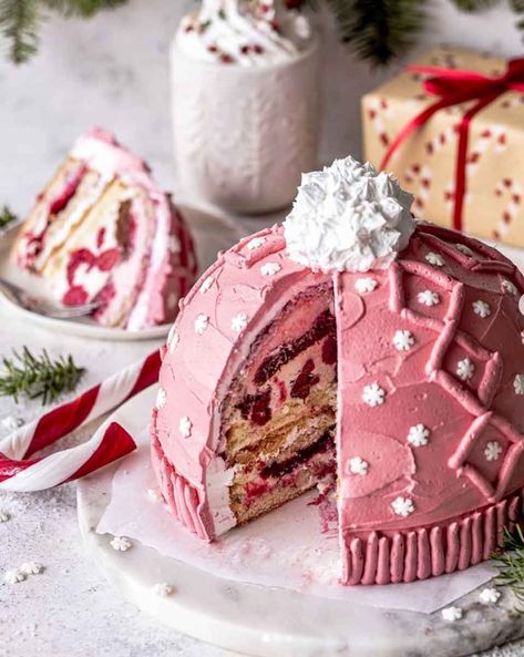 Pink Christmas Aesthetic Ideas - The Mood Guide Winter Torte, Christmas Cake Designs, Xmas Cake, Winter Cake, Christmas Party Food, Weird Food, Pink Cake, Cake Decorating Techniques, Pretty Cakes