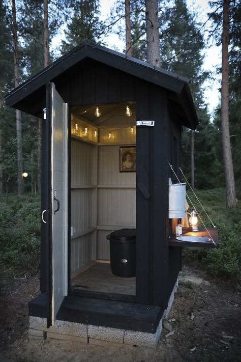 Outdoor Toilet Ideas, Modern Outhouse, Black Shed, Outhouse Bathroom, Simple Deck, Outdoor Bathroom Design, Diy Mud Kitchen, Outdoor Toilet, Back Deck Decorating