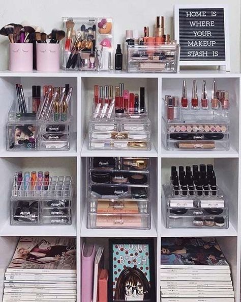 Clear Organizers, Makeup Organizer Ideas, Rangement Makeup, Makeup Beauty Room, Penyimpanan Makeup, Makeup Area, Lipstick Organizer, Makeup Drawer Organization, Makeup Organization Diy