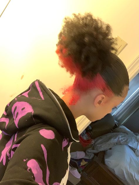 Pink And Orange Hair, Hair Stripes, Skunk Hair, Skunk Stripe, Dyed Curly Hair, Pink Hair Dye, Peekaboo Hair, Cute Hair Colors, Quick Natural Hair Styles