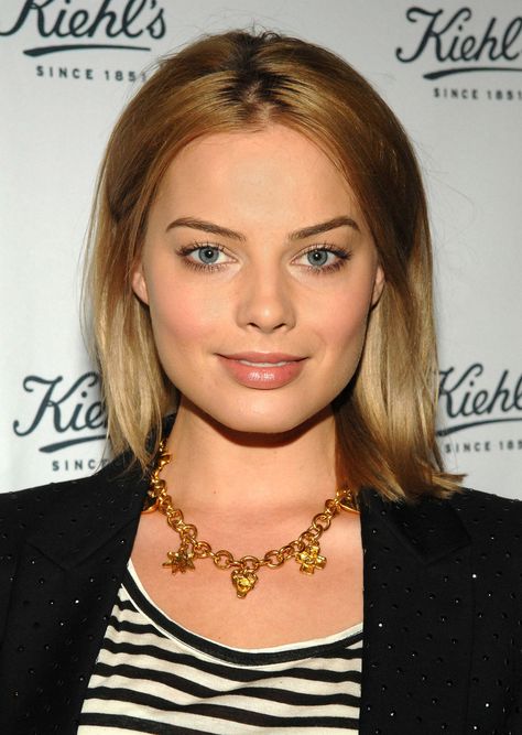 Margot Robbie attends Kiehl's benefit for Waterkeeper Alliance at Kiehl?s Since 1851 Santa Monica Store on April 7, 2011 in Santa Monica, California. Margaret Robbie, Tonya Harding, Margot Robbie Harley Quinn, Blonde Actresses, Smokey Eye Makeup Tutorial, Harley Quinn Cosplay, Female Celebrities, Wardrobe Inspiration, April 7