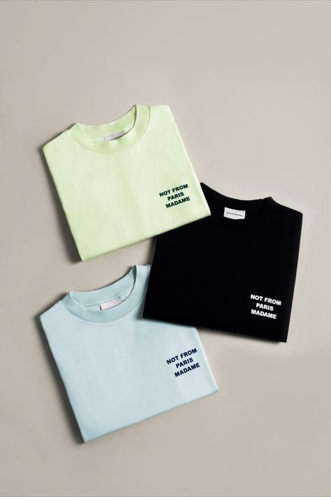 Not just a motto. Drôle de Monsieur Spring/Summer 23 - Le Slogan items available in-store & online 🇫🇷 Tshirt Content Ideas, T Shirt Product Photography, Shirt Product Photography, Product Shoot Ideas Clothing, Men Fashion Store, Sports Shirt Outfit, Clothing Flatlay, Shirt Flatlay, Photoshoot Clothes