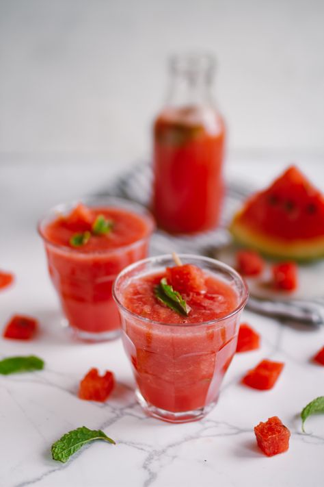 Watermelon Photography Ideas, Fresh Juices Photography, Watermelon Juice Photography, Juice Photography Styling, Juice Photography Ideas, Ice Tea Photography, Watermelon Photography, Watermelon Recipes Drinks, Juice Photography