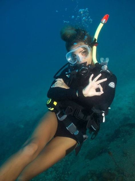 Scuba Diving Pictures, Scuba Diver Girls, Scuba Diving Photography, Scuba Girl, Marine Biologist, Womens Wetsuit, Underwater Photos, Marine Biology, Scuba Diver