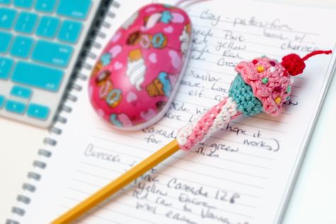 Cupcake Pencil Topper Pattern in Simply Crochet, Issue 51 ... Crochet Topper, Crochet Pencil, Crochet Cupcake, Pen Toppers, Simply Crochet, Crochet Keychain Pattern, Pencil Toppers, Crochet Bookmarks, Crochet Decoration