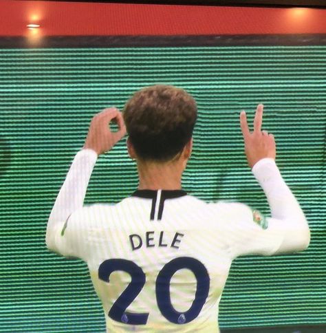 Dele reminds the Emirates of the score. Spurs win 2-0 away at Arsenal in League Cup Quarter Final. 19/12/18 Dele Ali, Dele Alli, Football Players Photos, Tottenham Hotspur Football, Football Or Soccer, Black Men Haircuts, Tottenham Hotspur Fc, Football Icon, The Score