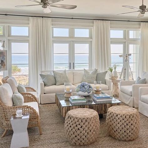 Coastal Style Living Room, Summer House Interiors, Beach Theme Living Room, Furnitur Ruang Keluarga, Coastal Decorating Living Room, Beach Living Room, Beach House Living Room, Beach House Interior Design, Cottage Living Rooms