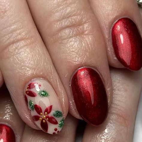 Christmas Flower Nail Designs, Christmas Light Nails Design, Christmas Stocking Nails, Christmas Ornaments Nails, Christmas Nails Poinsettia, Nail Design Gel Polish, Noche Buena Nails, Christmas Nails Gels, Cute Nail Ideas For Christmas