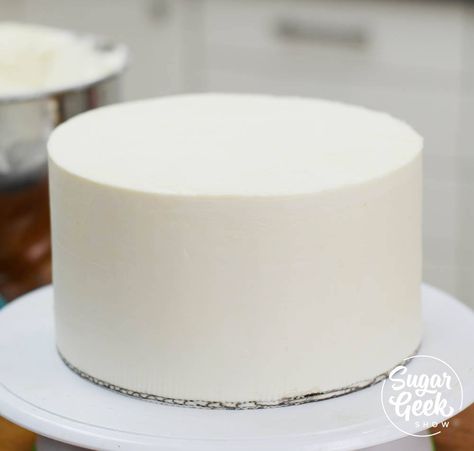 Wedding Cake Frosting Recipe, Wedding Cake Frosting, Round Birthday Cakes, Easy Buttercream Frosting, Sugar Geek, Plain Cake, Cake Piping, Cake Frosting Recipe, Buttercream Frosting Recipe