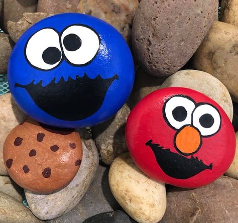 Sesame Street Rock Painting, Cookie Monster Rock Painting, Rock Crafts Diy, Monster Rocks, Elmo And Cookie Monster, Diy Rock Art, Stone Art Painting, Seashell Painting, Painted Rocks Kids