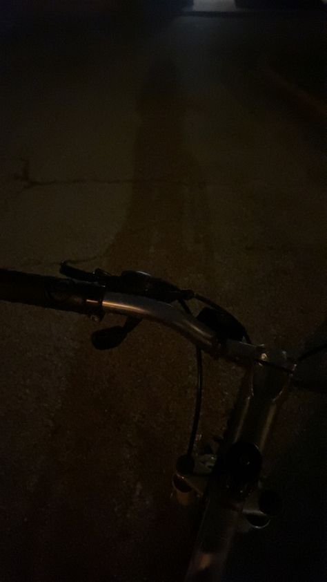 Night Cycle Ride Aesthetic, Night Rides Bike, Girl Riding Bike Aesthetic, Bycicle Photo Ideas, Late Night Bike Ride Aesthetic, Bike Riding At Night, Bike Night Ride, Late Night Snap, Late Night Bike Rides