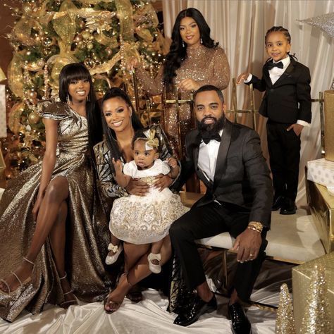 Glam Family Photoshoot, Holiday Photos Outfits, Family Christmas Pictures Outfits, Family Holiday Pictures, Christmas Pictures Outfits, Christmas Family Photoshoot, Black Motherhood, Love Of Family, Kandi Burruss