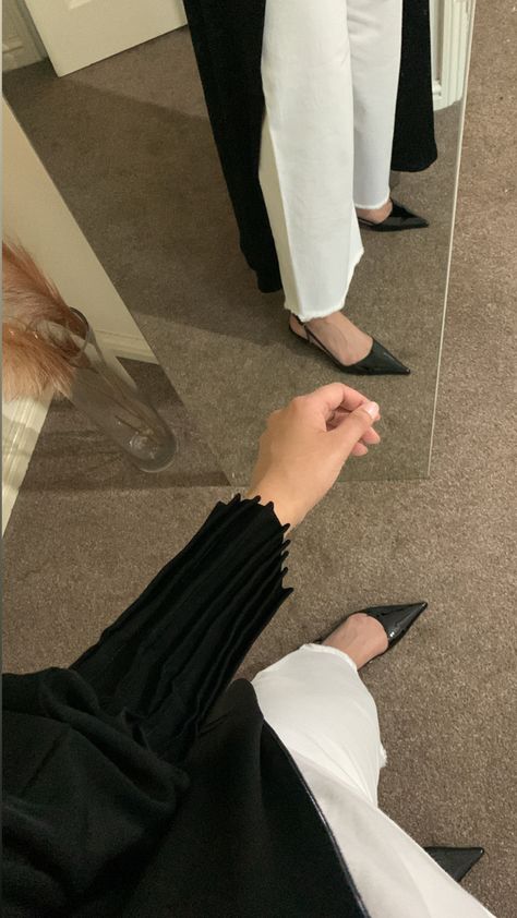 Pleated Sleeves Design, Black Abaya, Pleated Sleeves, Abaya Designs, Abaya Dress, Gymnastics Workout, Abayas Fashion, Abaya Fashion, Clothing Hacks