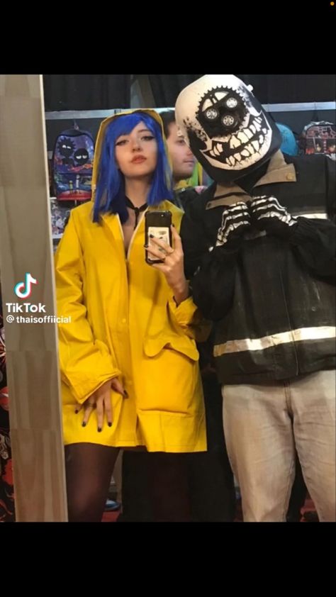 Coroline Couple Costumes, Coraline Outfit Halloween, Cute Coraline Costume, Coraline And Wybie Costume Couple, Coraline Jones Costume, Coraline And Wybie Cosplay, Wybie And Coraline Halloween, Halloween Tim Burton Costume, Caroline And Wybie Costume