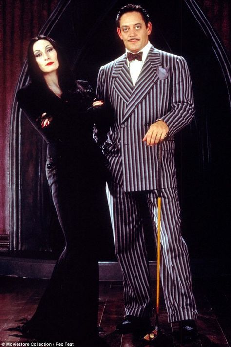 Original: Morticia and Gomez Addams famously played by Raúl Juliá and Anjelica Huston - couples costume possibility Gomez Addams Costume, Morticia Addams Costume, Morticia And Gomez, Raul Julia, Morticia And Gomez Addams, New Animation Movies, Addams Familie, Addams Family Costumes, Gomez Addams