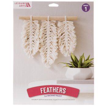 Macrame Beginners, Feather Macrame, Feather Fabric, Macrame Feathers, Macrame Wall Hanger, Boho Space, Macrame Hanger, Diy Projects Videos, Macrame Wall Art