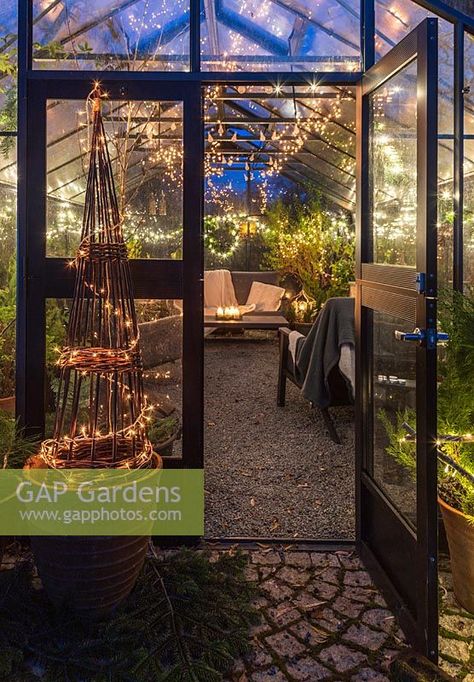 Greenhouse decorated for Christmas with tree, fairylights and candles - seen from the outside Christmas In The Garden, Greenhouse Christmas Decor, Christmas Greenhouse Decor, Decorated Greenhouse, Greenhouse Vibes, Greenhouse Dining Room, Greenhouse Dining, Christmas Greenhouse, Greenhouse Lighting