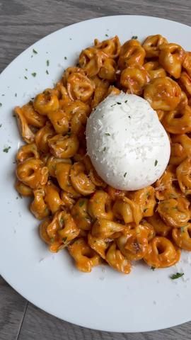 Cheesy Tomato Pasta 🍅 #fyp #pastas | cheesy tomato pasta | TikTok Buratta Recipe, Carbone Pasta, Pasta With Burrata, Burrata Recipe, Noodle Pasta, Vodka Pasta, Tortellini, Delicious Salads, Pretty Food