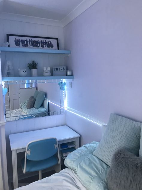 Aesthetic Room Inspo White And Blue, Light Blue Decor Bedroom, Bedroom Aesthetic Light Blue, Aesthetic Blue Bedroom Ideas, Blue Theme Room Bedrooms, Blue And White Room Bedroom Aesthetic, White Blue Room Aesthetic, Room Ideas Aesthetic Light Blue, Light Blue Room Aesthetic Ideas