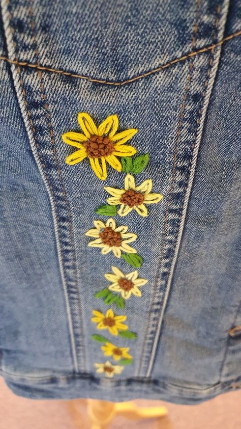 Hand Embroidered Sunflower Denim Jacket. Jean Jacket Embroidery Ideas, Denim Jacket Embroidery Ideas, Sunflower Jacket, Jean Jacket Embroidery, Mending Jeans, Embroidered Sunflowers, Embroidery Denim Jacket, Denim Jacket Embroidery, Embroidery Jeans Jacket