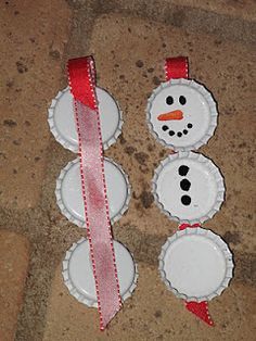 Hidden Treasure: Bottle Cap Christmas Ornaments Bottle Cap Christmas Ornaments, Diy Bottle Cap Crafts, Bottle Cap Crafts, Snowman Christmas Tree, Snowman Crafts, Christmas Ornaments Homemade, Christmas Ornament Crafts, Snowman Christmas, Bottle Caps