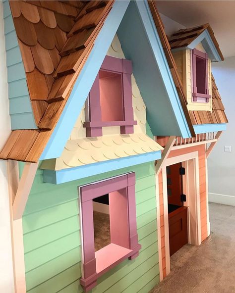 ♡ @luvfromdisney built the most awesome UP inspired playhouse under their stairs ♡ Disney At Home, Disney Furniture, Under The Stairs, Disney Up, Dream Cottage, Up House, Disney Home, Under Stairs, Play Houses