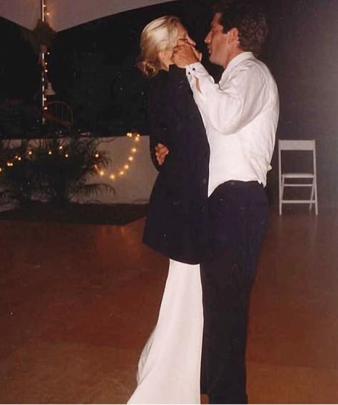 Carolyn Bessette Wedding, Carole Radziwill, Carolyn Bessette, John Junior, Jfk Jr, Estilo Real, Julia Roberts, Wedding Looks, Future Wedding