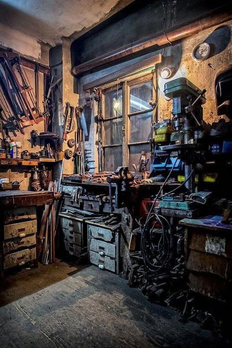 9f048595fbe12d40ffeee37304c7218a Man Cave Barn, Casa Garage, Ultimate Man Cave, Cool Garages, Woodworking Projects Furniture, Workshop Studio, Old Garage, Man Cave Home Bar, Woodworking Projects For Kids