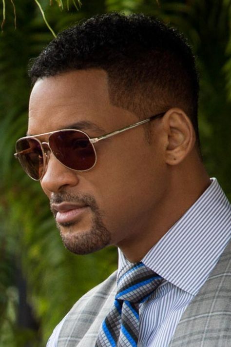 Immerse yourself in the stylish world of "Focus" as Will Smith captivates the screen, adorned in sunglasses and a dapper striped shirt and tie. With his suave temple fade haircut, he exudes confidence and sophistication, embodying the allure of his character in this thrilling romantic comedy. Will Smith Haircut, Will Smith Actor, Men Short Haircut, Reggae Art, High Top Fade, Jay Kay, Bald Look, Best Haircuts, Black Men Hairstyles