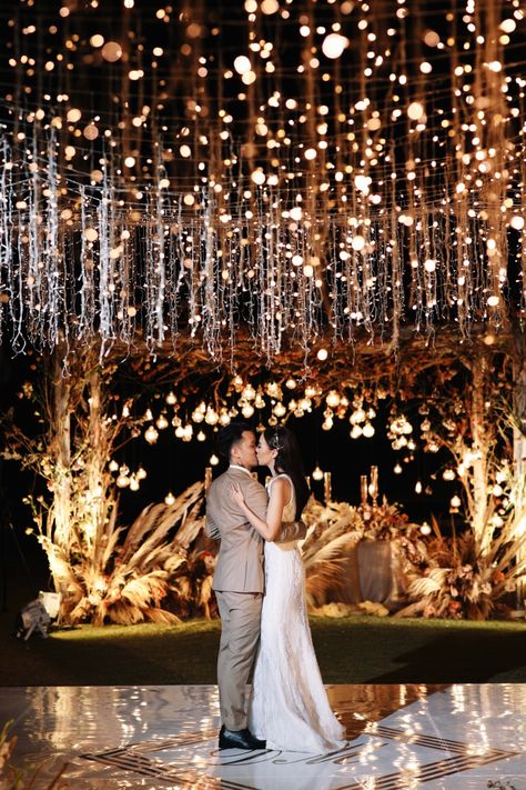 A Wedding In Bali With A Major Wow Factor #weddingideas #dancefloor #weddinglights Wedding In Bali, Lights Wedding Decor, Wedding Venue Decorations, Wedding Stage Decorations, Bali Wedding, Outdoor Wedding Decorations, Salou, Magical Wedding, Wedding Stage