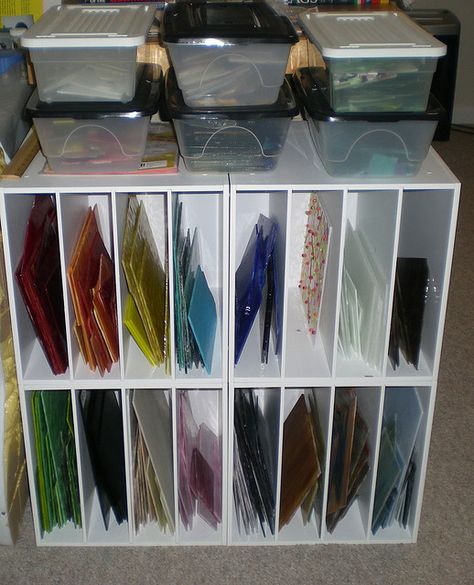 #papercraft #crafting supply #organization. lovely neat shelves for glass storage Stained Glass Studio, Kitchen Glass, Mosaic Stained, Glass Room, Glass Creations, Glass Art Projects, Tiffany Glass, Stained Glass Diy, Art Stained