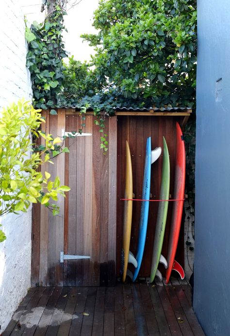 Outdoor Surfboard Storage, Surfboard Shed, Scandi Beach House, Surf Shacks, Bbq Patio, Surfboard Storage, Surf Rack, Surf House Decor, Florida Landscape