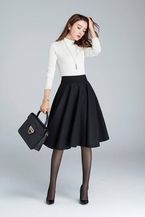 c913303f392ffc643f7240b180602652 Black Skirt Winter, Skirt Tulle, Peplum Tops, Classic Skirts, Midi Flare Skirt, Winter Skirt, Modieuze Outfits, Heidi Klum, Work Outfits Women